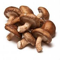 Poêlée de champignons shiitake, brun, blanc